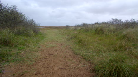 Plano-Amplio-De-Un-Camino-Arenoso-Con-Marismas-Al-Fondo-En-Theddlethorpe,-Dunas,-Reserva-Natural-Nacional-En-Saltfleetby