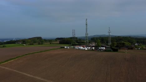 Billinge-Hill-Rundfunktürme-Luftbild-Auf-Kurbel-Landwirtschaft-Landschaft-Wahrzeichen