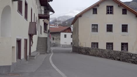 Parte-De-La-Calle-Principal-De-Laatsch---Laudes,-Vinschgau,-Tirol-Del-Sur,-Italia-En-Un-Día-Ventoso