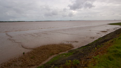 Plano-Amplio-Del-Estuario-De-Humber-Que-Muestra-Marismas-De-Marea-Baja-Y-Muro-De-Inundación