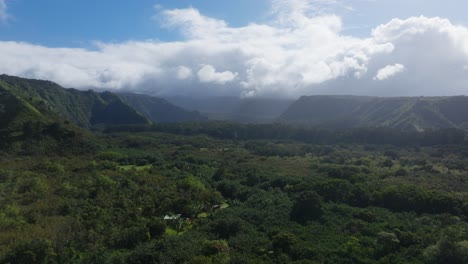 Verdant-valley-and-hills-under-a-cloudy-sky-on-Maui's-North-Shore,-road-to-Hana