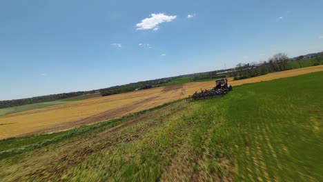 Grüne-Felder-Und-Pflugmaschinen-Bei-Der-Arbeit-An-Sonnigen-Tagen-Auf-Dem-Amerikanischen-Land