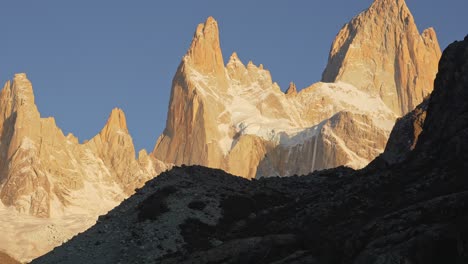 Goldenes-Morgenlicht-Erhellt-Den-Mount-Poincenot-In-Patagonien-Und-Hebt-Schroffe-Gipfel-Und-Schnee-Hervor