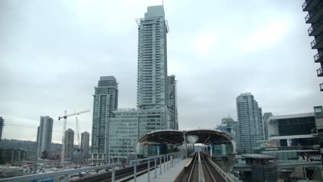 Ferrocarril-Elevado-Con-Modernos-Edificios-De-Gran-Altura-En-Vancouver,-Columbia-Británica,-Canadá