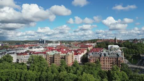 La-Soleada-Antena-De-La-Ciudad-Se-Eleva-Sobre-Gotemburgo,-Suecia,-Con-Edificios-En-El-Horizonte.