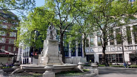 Estatua-De-William-Shakespeare-En-Leicester-Square-En-La-Mañana-Soleada