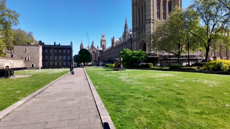 Abingdon-Gardens-In-Westminster-Mit-Houses-Of-Parliament-Im-Hintergrund-An-Einem-Sonnigen-Morgen