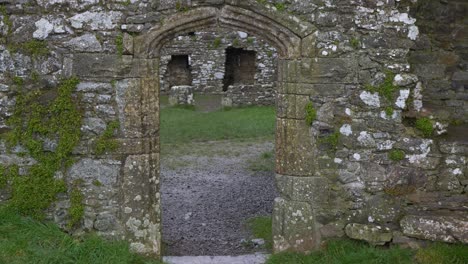 La-Colina-De-Slane-Con-Las-Ruinas-Del-Castillo-Medieval-En-El-Condado-De-Meath,-Irlanda