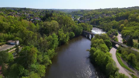 Fluss-Vienne-In-Der-Nähe-Von-Limoges,-Frankreich.-Luftaufnahme-Nach-Vorn