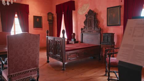 Habitación-De-Estilo-Barroco-Con-Muebles-Ornamentados-En-El-Castillo-De-Trakoscan,-Croacia