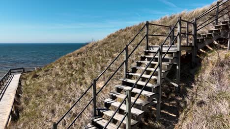 Escaleras-A-Lo-Largo-De-Las-Famosas-Dunas-Del-Lago-Michigan.