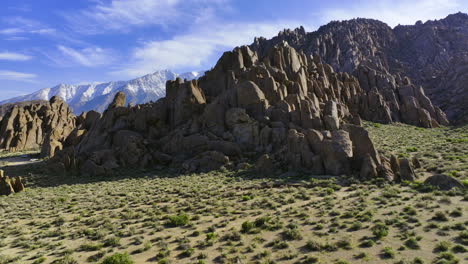 Drone-Inclinándose-Hacia-Acantilados-Rocosos,-Día-Soleado-En-Alabama-Hills,-California,-Estados-Unidos