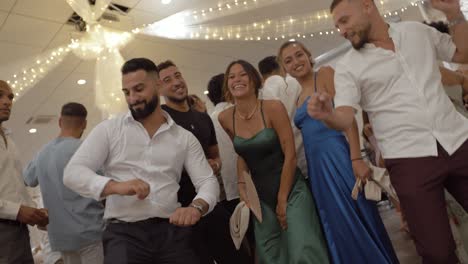 Toma-En-Cámara-Lenta-De-Atractivos-Invitados-A-La-Boda-Bailando-Y-Divirtiéndose