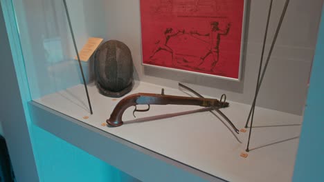 Exhibición-Histórica-De-Armas-De-Fuego-Y-Cascos-En-La-Sala-De-Armas-Del-Castillo-De-Trakošćan,-Croacia