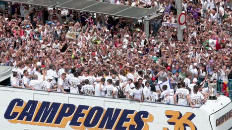 Fußballspieler-Von-Real-Madrid-Feiern-Den-Gewinn-Des-36.-Spanischen-Fußball-Meisterschaftstitels,-Der-La-Liga-Trophäe,-Auf-Dem-Cibeles-Platz,-Wo-Sich-Tausende-Von-Fans-In-Madrid,-Spanien,-Versammelten