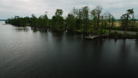 Reelfoot-lake-state-park-with-lush-greenery-and-calm-waters,-aerial-view