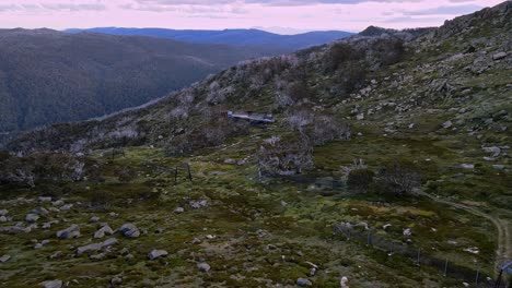 Aussichtspunkt-Und-Leere-Tellerlifte-In-Thredbo-In-Den-Snowy-Mountains-Während-Der-Trockenen-Sommersaison,-NSW,-Australien