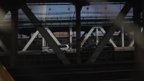 New-Yorker-U-Bahn-An-Der-Manhattan-Bridge-In-New-York-City