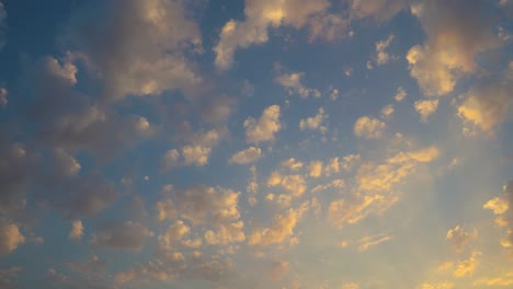 Dramatischer-Sonnenuntergang,-Orangefarbener-Himmel-Mit-Weißen-Wolkenflecken-In-Der-Abenddämmerung