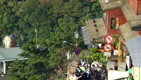 Menschen-Machen-Selfie-Fotos-Mit-Der-Wunderschönen-Landschaft-In-Der-Jiufen-Old-Street,-Einer-Beliebten-Touristenattraktion-In-Taiwan
