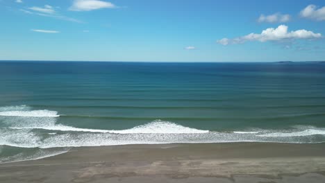 Sandstrand-Und-Wellen-An-Einem-Sonnigen,-Ruhigen-Tag