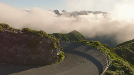 Vuelo-De-Drones-Sobre-La-Carretera-Con-Curvas-En-Madeira-Portugal