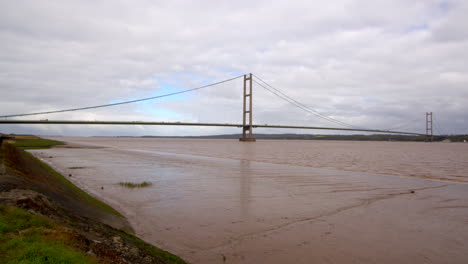 extra-wide-shot-of-the-Humber-bridge-showing-exposed-mud-flats-on-the-Humber-estuary