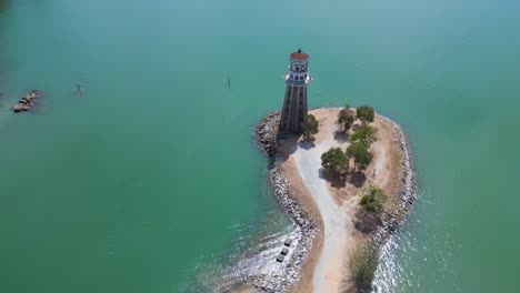 Faro-Solitario-En-El-Promontorio-Con-Pintoresca-Playa-Tropical