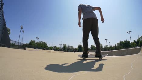 Skateboarder-Macht-Eine-Reihe-Von-Tricks