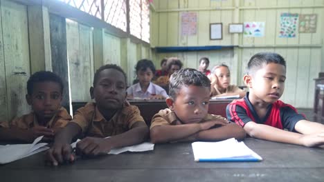 Papua-asiatische-Gemischte-Kinder-Im-Klassenzimmer-Agats-Asmat-Indonesien