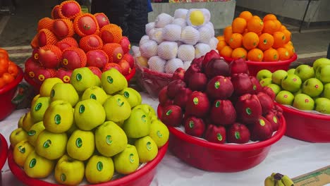 Obstmarkt-Mit-Apfel-In-Der-Hand