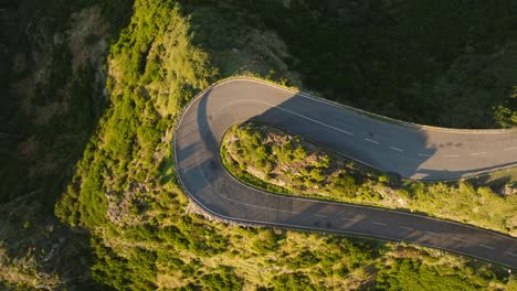 Vuelo-De-Drones-Sobre-La-Carretera-Con-Curvas-En-Madeira-Portugal