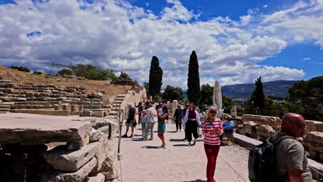 Monumento-De-Agripa-Visitado-Por-Muchos-Turistas,-Vista-En-Cámara-Lenta