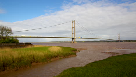 Weite-Aufnahme-Der-Humber-Bridge-Mit-Dem-Barton-Haven-River-Stream-Am-Südufer