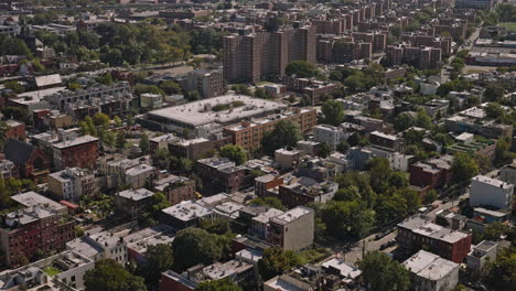 NYC-New-York-Luftaufnahme-V200-Aus-Der-Vogelperspektive,-Drohnenüberflug-über-Das-Wohnviertel-Red-Hook-In-Brooklyn,-Schwenk-Nach-Oben-Zeigt-Die-Skyline-Der-Innenstadt-Bei-Tag-–-Aufgenommen-Mit-Inspire-3-8k-–-September-2023