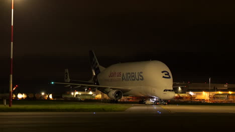 Pushback-Truck-Schiebt-Airbus-Beluga-Am-Flughafen