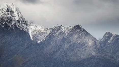 Ein-Mächtiger-Adler-Fliegt-über-Die-Schneebedeckten-Berge