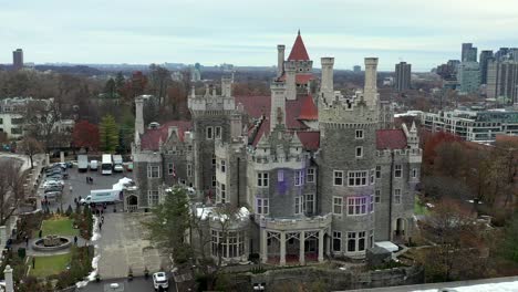 Castillo-Histórico-De-Estilo-Gótico-De-Casa-Loma-En-El-Centro-De-Toronto-Desde-Una-Vista-Aérea-De-Drones,-Canadá