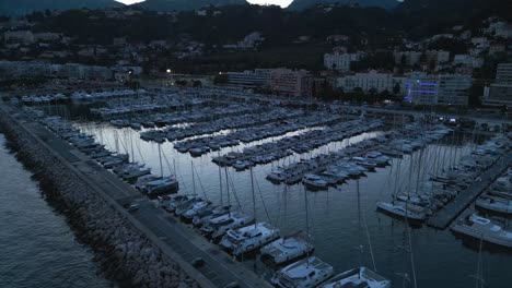 Vista-Del-Atardecer-De-Menton,-Cerca-De-La-Frontera-Italiana-En-La-Riviera-Francesa,-Que-Captura-El-Vibrante-Ambiente-De-La-Ciudad-Costera