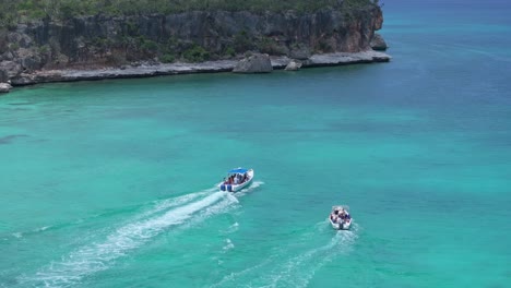 Zwei-Motorboote-Mit-Touristen-Besuchen-Die-Bucht-Von-Las-Aguilas-An-Einem-Sonnigen-Tag