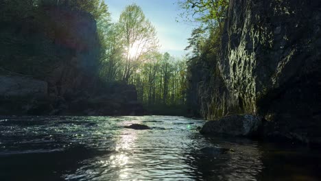 Vídeo-En-Cámara-Lenta-De-4k-De-Un-Hermoso-Río-Noruego-En-Primavera