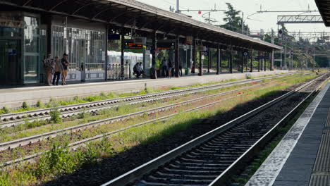 Tranquilo-Andén-De-La-Estación-De-Tren-En-Verona,-Italia,-Con-Pasajeros-Esperando