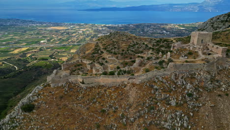 Antigua-Fortaleza-Fortificada-De-Acrocorinto-Desde-Arriba,-Antigua-Corinto,-Grecia