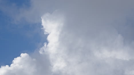 Strahlend-Blauer-Himmel-Mit-Bauschigen-Weißen-Cumulus-Wolken,-Ideal-Für-Wetter--Und-Naturthemen