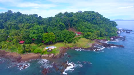 Gleiten-Sie-Entlang-Einer-üppigen-Grünen-Küste-Voller-Palmen-Und-Kleiner-Villen-Auf-Einer-Insel-In-Costa-Rica