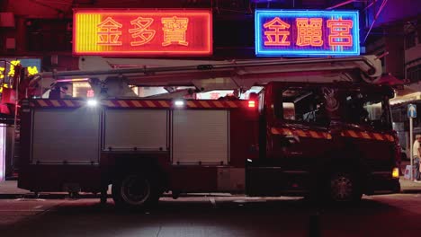 Camión-De-Bomberos-Con-Luces-De-Neón-Parpadeantes-Por-La-Noche-En-Hong-Kong,-Vista-A-La-Calle