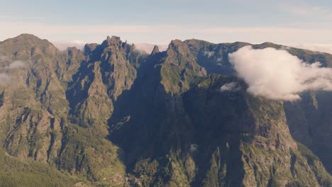 Vuelo-De-Drones-Sobre-Las-Montañas-En-Madeira-Portugal