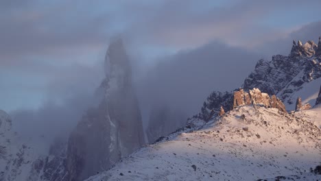 Cerro-Torre,-Schneebedeckter-Gipfel-Mit-Wirbelnden-Wolken-Im-Zeitraffer-Im-Morgengrauen-In-Patagonien
