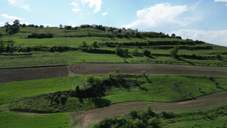 Drone-Sobre-Una-Hermosa-Colina-Verde-En-El-Campo