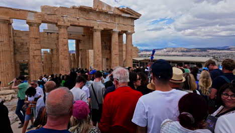 Athen,-Griechenland:-Aufnahme-Einer-Gruppe-Von-Touristen,-Die-An-Einem-Bewölkten-Tag-Ein-Antikes-Agrippa-Denkmal-In-Griechenland-Besuchen,-Das-Der-Göttin-Athene-Gewidmet-Ist